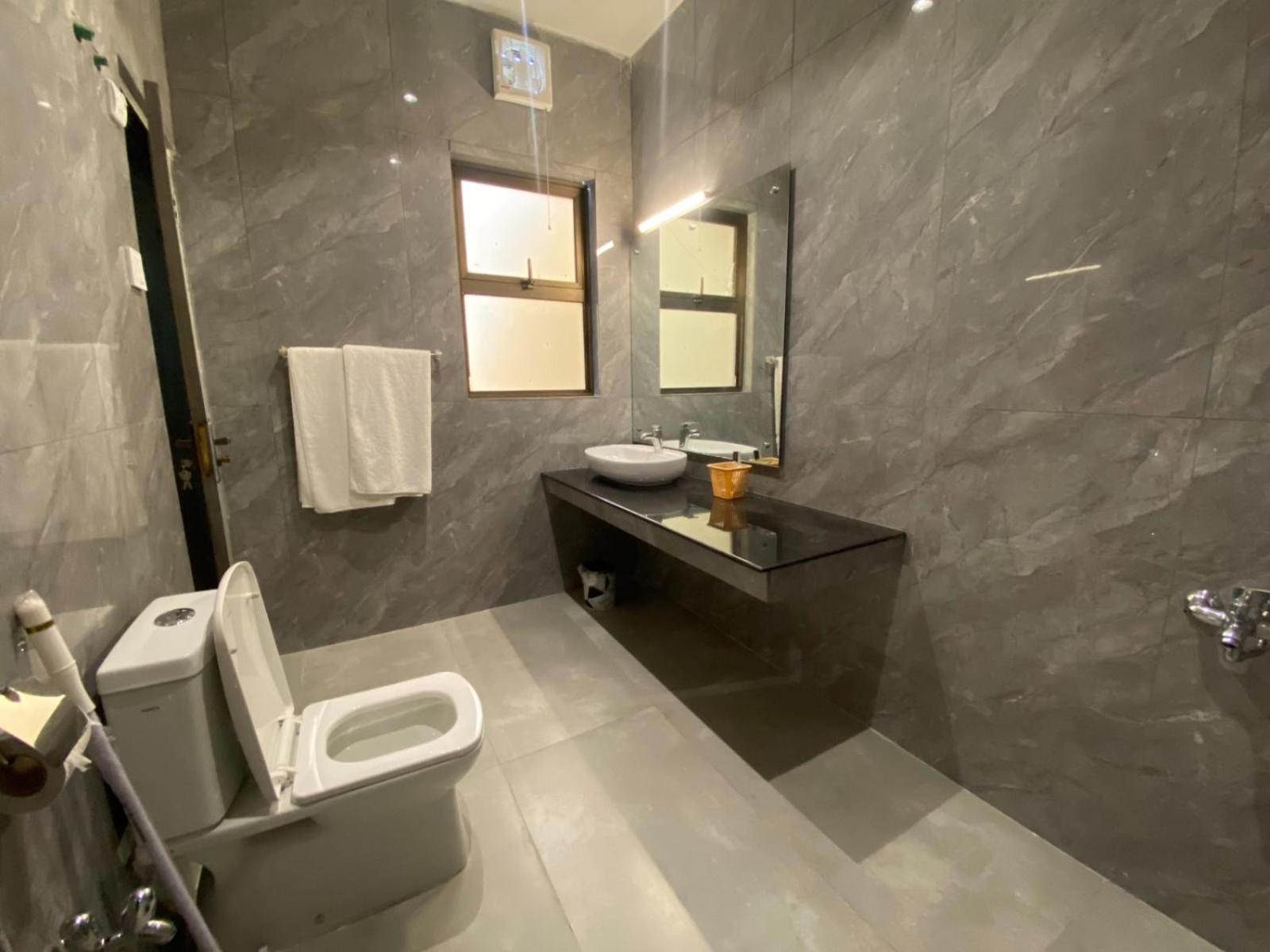 Vip Express Hotel Peshawar Ngoại thất bức ảnh